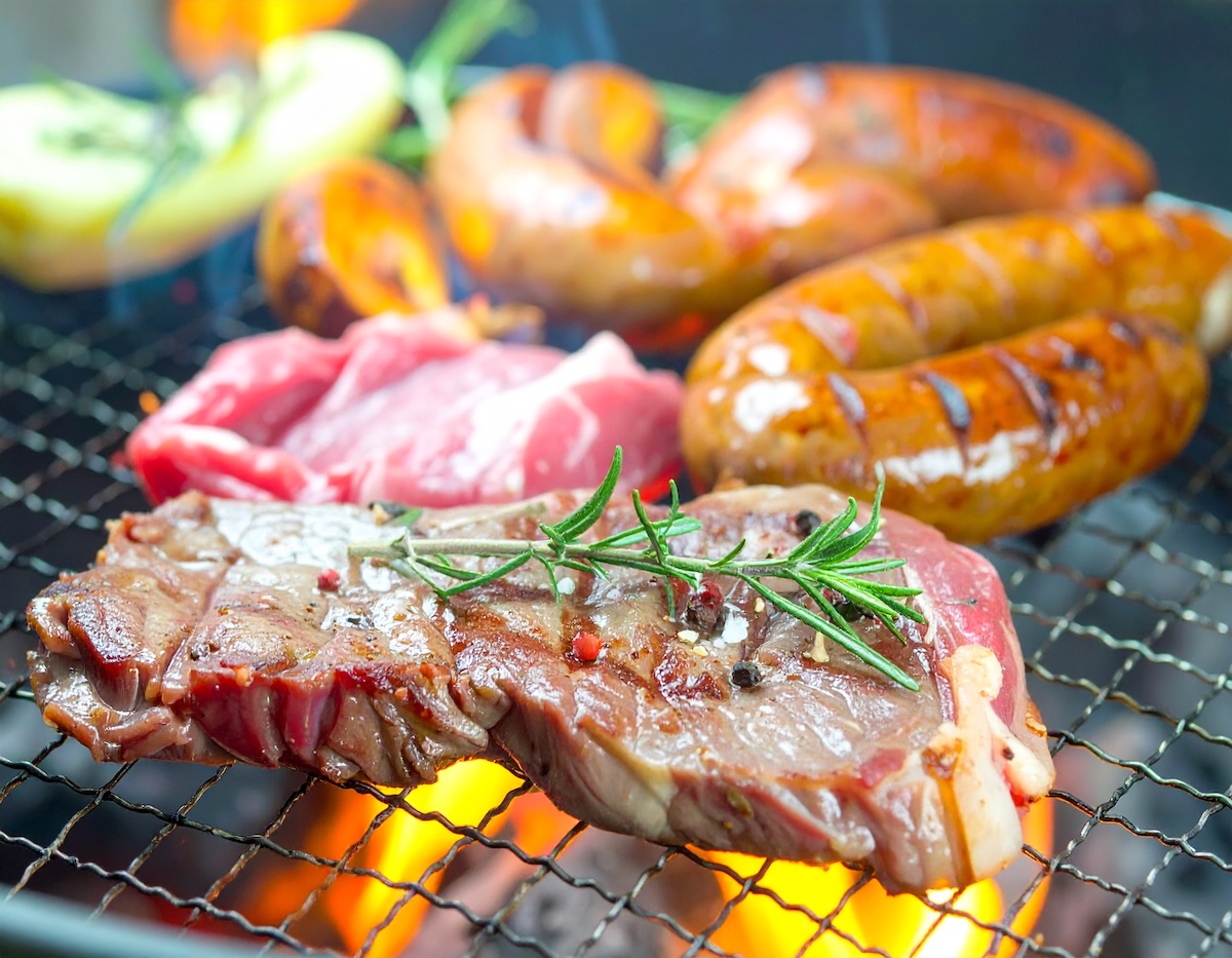 Local BBQの食材、網の上で美味しく焼けている肉の写真